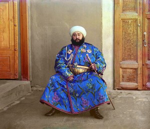Mohammed Alim Khan van Boekhara draagt een chapan van zijde uit eigen atelier
