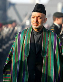 Hamid Karzai met een gestreepte chapan