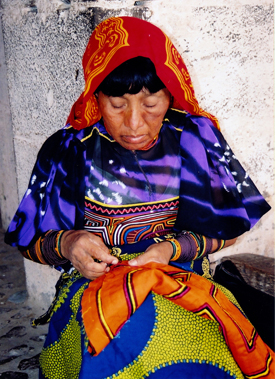 Kuna-vrouw bezig een mola te maken - mola's Kuna - Handwerkwereld