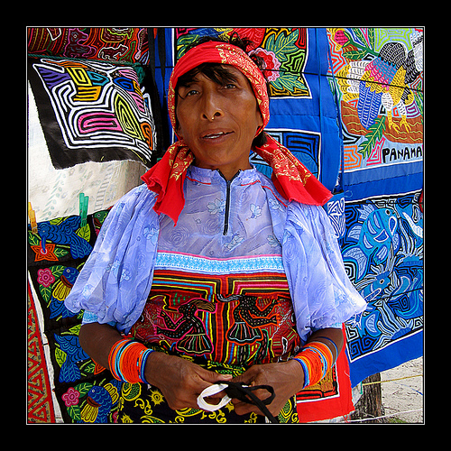 Kuna-vrouw met mola-blouse - mola's Kuna - Handwerkwereld