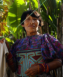 Kuna-vrouw met mola-blouse - mola's Kuna - Handwerkwereld