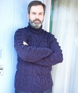 Aran-trui, rondgebreid van donkerblauwe wol van Debbie Bliss - Aran-breien