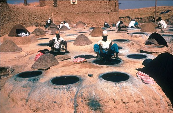 Indigo - Hausa mannen bij de indigo-verfputten in Kano