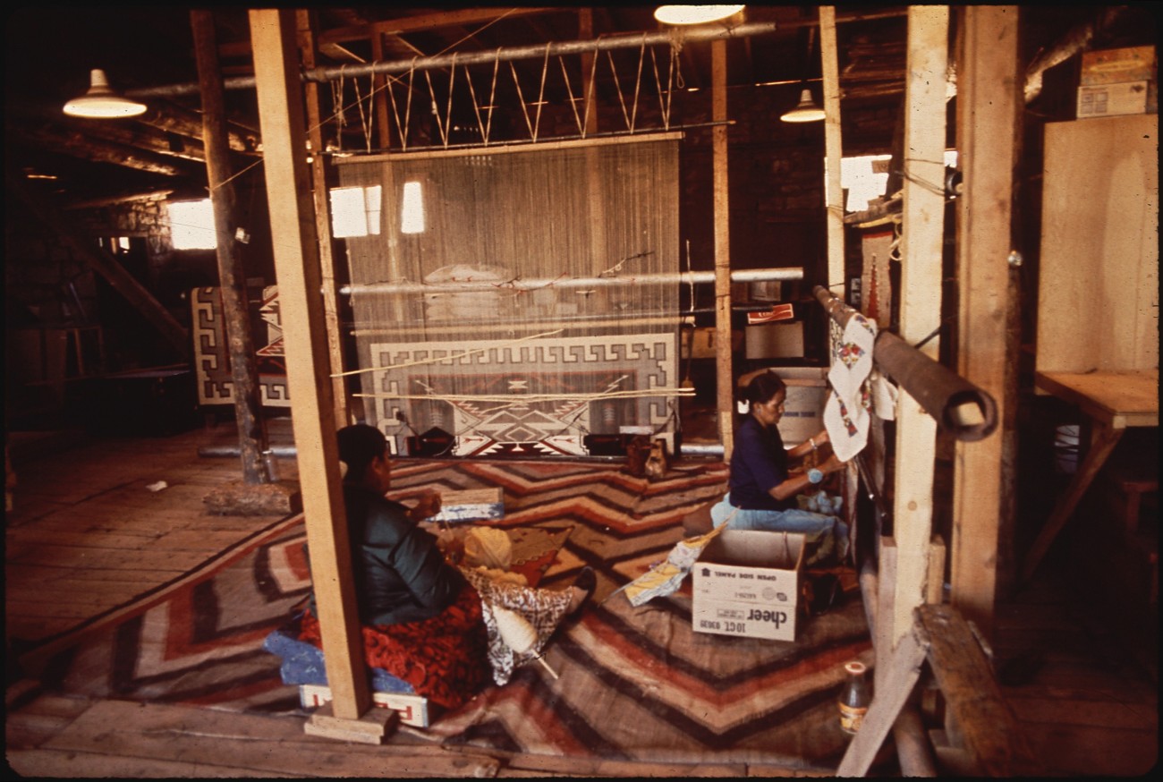 Navajo wevers aan het werk, Hubbell Trading Post, 1972