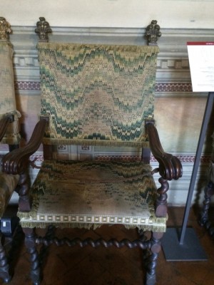 Een van de originele stoelen in het Bargello Paleis, geborduurde stof in 'punto unghero'