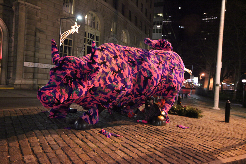 Wall Street's Charging Bull werd in 2011 tijdelijk van een jas voorzien.