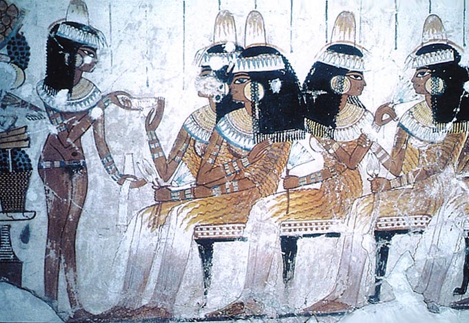 Vier elegant geklede dames in geplooide lange jurken met een bediende - muurschildering in het graf van Nebamun, Thebe, 1400 voor het begin van onze jaartelling.