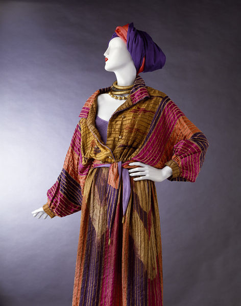 Zijden jurk, geverfd met afdektechniek, 1980, V&A Museum.