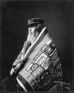 Stamhoofd Anotklosh draagt hier een Chilkat-deken - Juneau, Alaska, circa 1913.