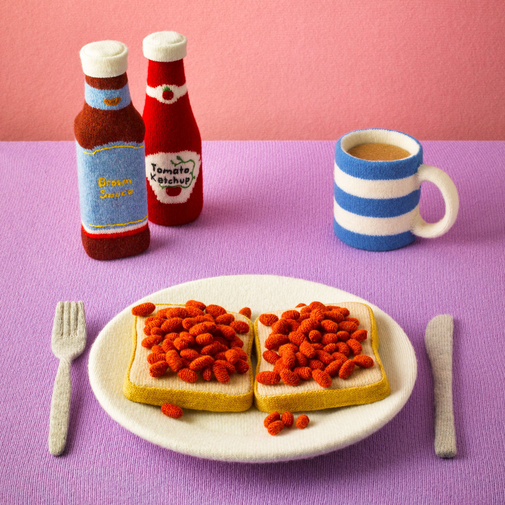 Een typisch Engels ontbijt: bonen met tomatensaus op toast door Jessica Dance voor Stylist Magazine - foto David Sykes.