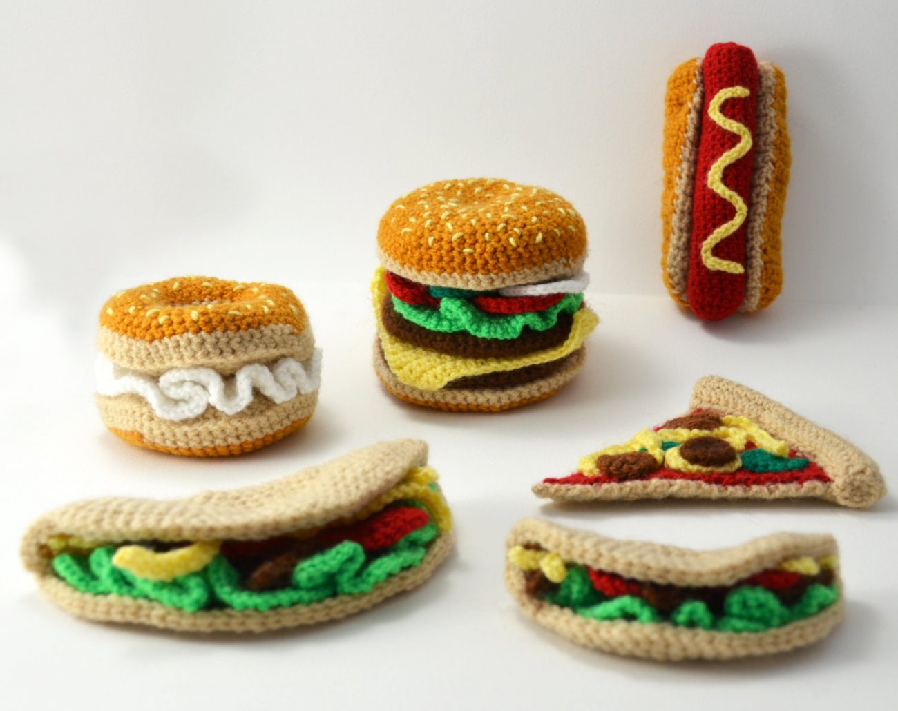 Uitgebreid assortiment gehaakte snacks door de Nederlandse beeldend kunstenaar Joyce Overheul.