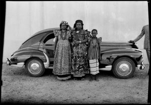 Oude foto van kleding van Vlisco-stoffen uit 1954 - foto Seydou Keïta.