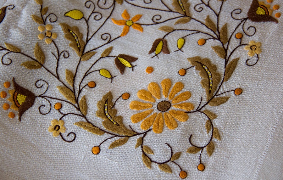 Kasjoebisch borduurwerk op een linnen tafelkleed in de traditie van Borowiacka - Handwerkwereld