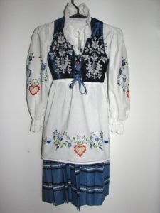 Traditionele kleding uit Kasjoebië, versierd met borduurwerk - Handwerkwereld