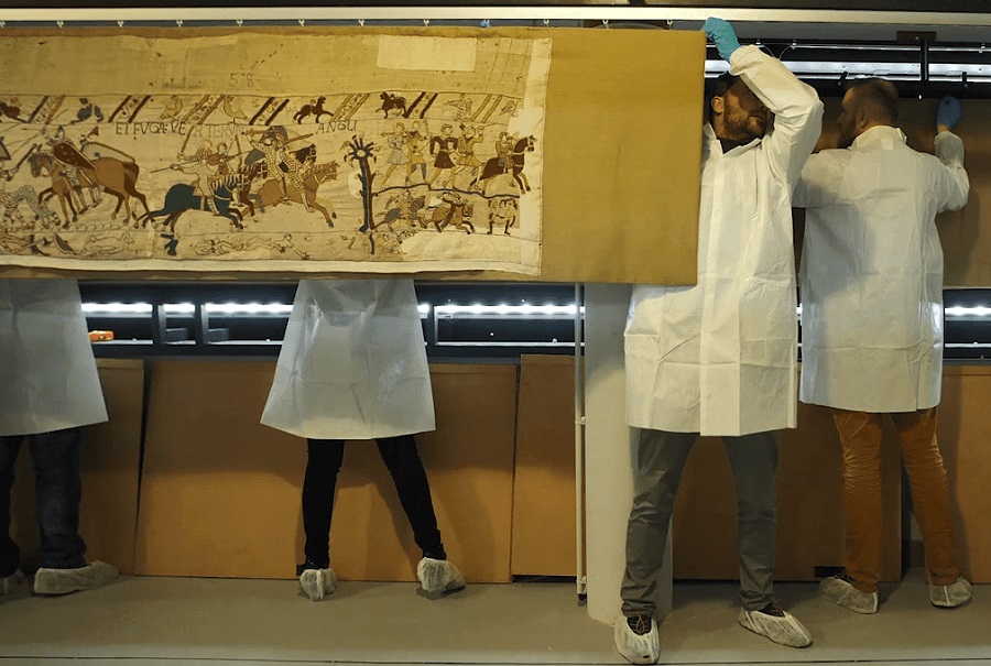 De Tapisserie de Bayeux is uit de vitrine gehaald om de mogelijkheden van restauratie te onderzoeken - Handwerkwereld