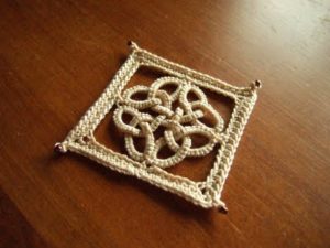 Keltische knoop in frivolite en haakwerk - Handwerkwereld