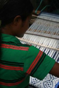 Sumba-weefster aan het werk met een heupweefgetouw - Sumba ikat - Handwerkwereld