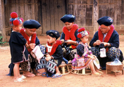 Yao-vrouwen aan het borduren - Handwerkwereld