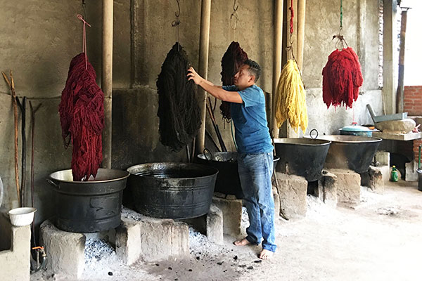 De met natuurlijke kleurstoffen geverfde wol hangt te drogen - Handwerkwereld