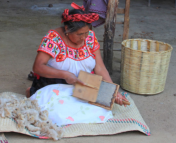Porfirio Gutiérrez' moeder bezig met het kaarden van de wol - Handwerkwereld