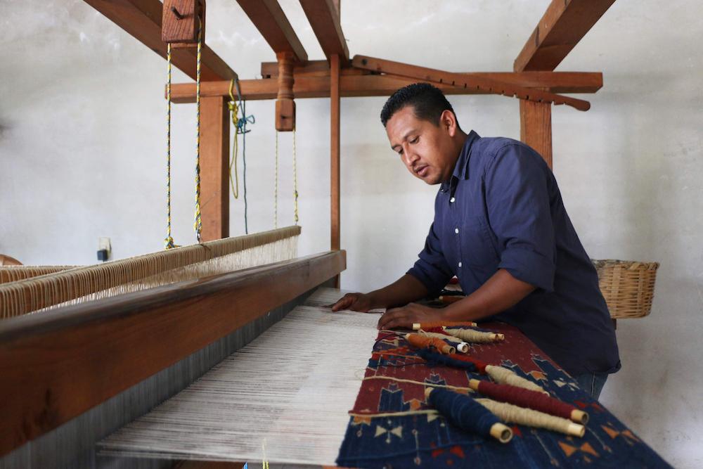 Porfirio Gutiérrez weeft een kleed met Zapoteekse patronen - natuurlijke verfstoffen wol - Handwerkwereld
