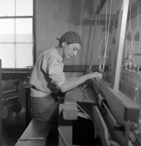Anni Albers aan het weven in haar atelier in Black Mountain College, 1937 - foto Helen M. Post - Handwerkwereld