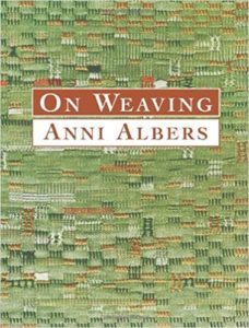 Het boek On Weaving is nog steeds hét standaardwerk over de weefkunst - Handwerkwereld